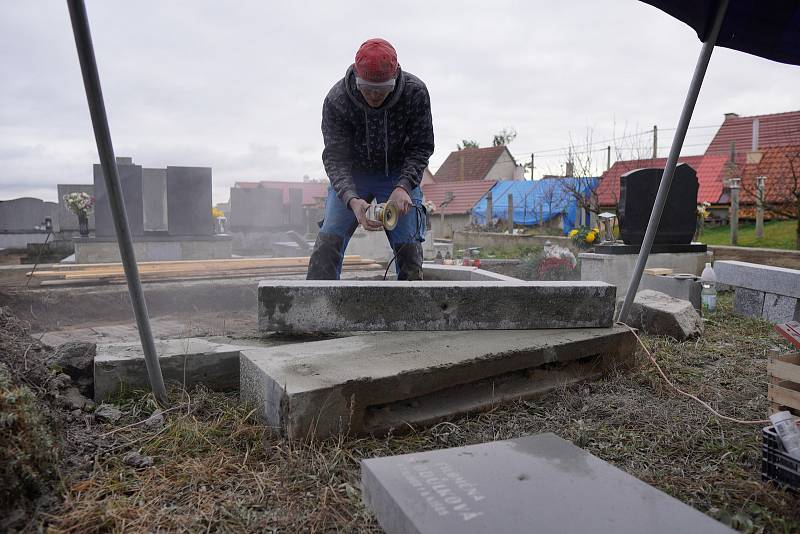 Dušičky na hřbitově v jihomoravských Mikulčicích. Stovky hrobů tam zničilo červnové tornádo. Díky práci kameníků mnozí majitelé mohli zapálit svíčku již u obnoveného pomníku.