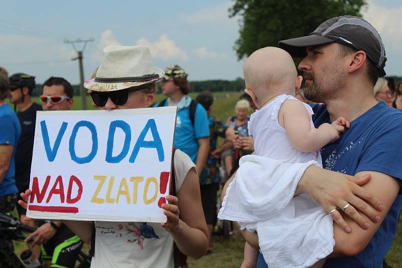 Protestní pochod za lidi pro vodu! Účastníci se postavili proti plánované těžbě štěrkopísku v blízkosti prameniště pitné vody.