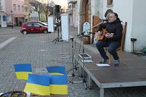 Více než stovka účastníků setkání přišla před radnici v Kyjově vyjádřit svou podporu lidem ve válkou postižené Ukrajině.