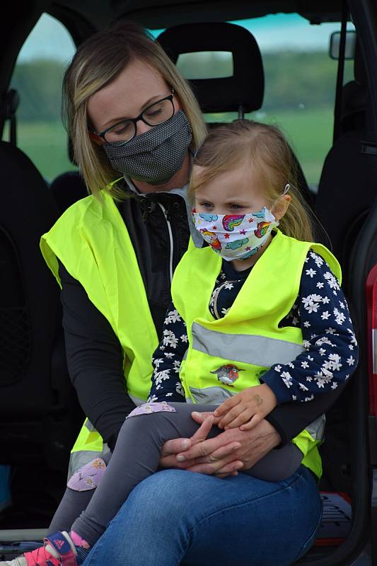 Na dvě stě padesát Čechů a Slováků se sešlo na hranici Sudoměřice - Skalica. Protestovali za znovuotevření hranic a podepisovali také petici.