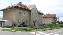 Železniční stanice v Lužicích a její okolí 18. srpna. Činžovní domy před nádražím.