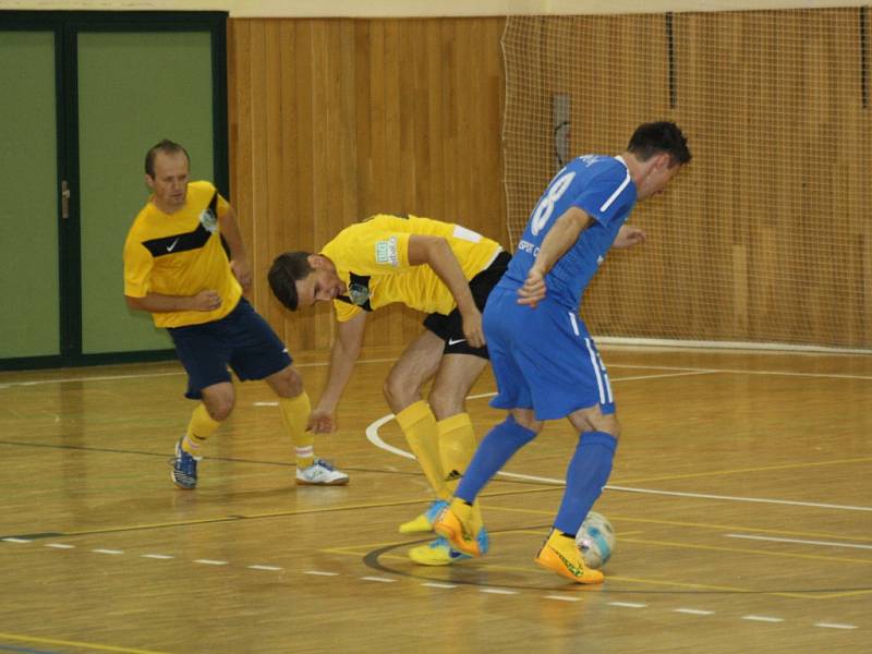 Finále futsalového krajského poháru FAČR, které se ve středu večer uskutečnilo ve sportovní hale TEZA v Hodoníně, nečekaně vyhrál Amor Vyškov (bílé dresy). Až druhé bylo brněnské Tango (modré dresy) a třetí skončili veselští Knights (žluté dresy). 