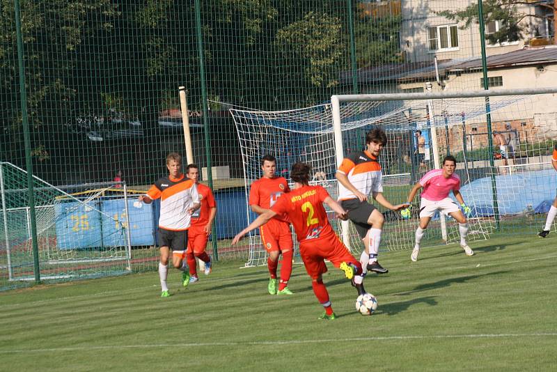 Fotbalisté Kyjova (v bílých dresech) porazili v předehrávce druhého kola první A třídy Mikulov 5:0. Mezi střelce se ve čtrtečním utkání zapsalo hned pět různých střelců.