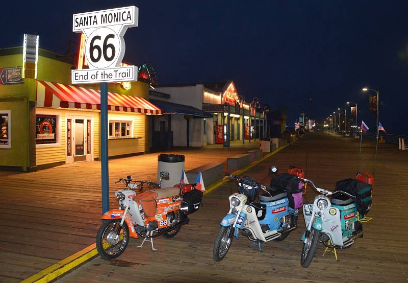 Expedice Pionýrem po Route 66. Tři nadšenci za necelý měsíc projeli legendární cestu vedoucí napříč USA.