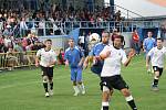 Derby fotbalistů Dolních Bojanovic (v bílém) se Starým Poddvorovem skončilo remízou 1:1. Mladý ratíškovický rozhodčí Adam Kordula navíc v závěru vyloučil dva hráče.