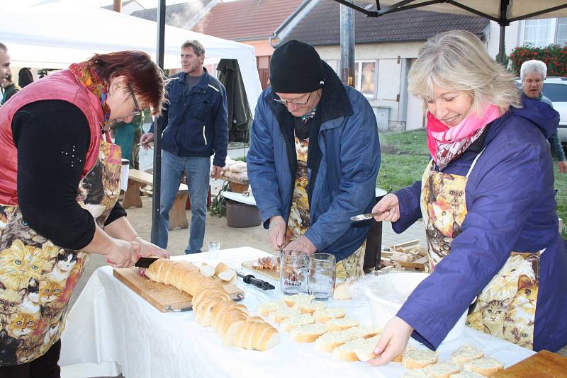 Nejlepší guláš na čtvrtém ročníku Gulášfestu uvařili podle odborné poroty Hastrmani z Moravské Nové Vsi. Veřejná porota by ale udělila první cenu Partičce z Prušánek. Na návsi v Prušánkách se při sobotním Gulášfestu sešlo bezmála pět set lidí. 