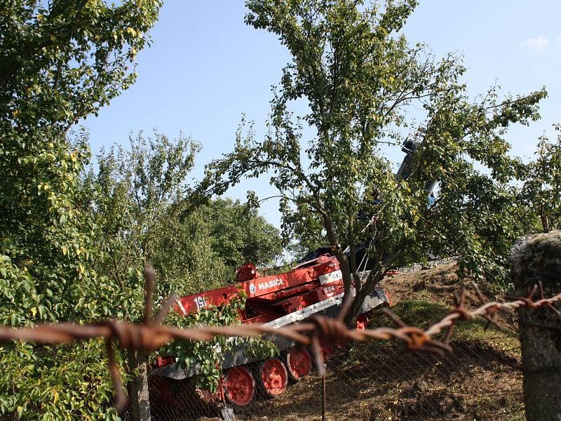 Na vyproštění vykolejeného jeřábu přivezli do Vnorov i hasičský tank. Ten pomocí lana zajistil naklánějící se jeřáb.