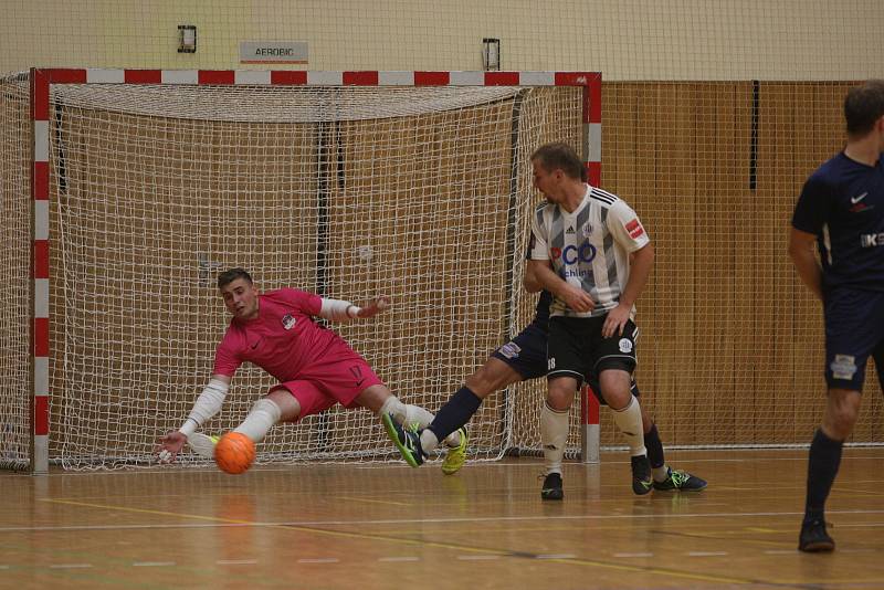 Hodonínští futsalisté (tmavě modré dresy) v osmifinále poháru zdolali prvoligové České Budějovice 8:3 a postoupili mezi nejlepších osm týmů.