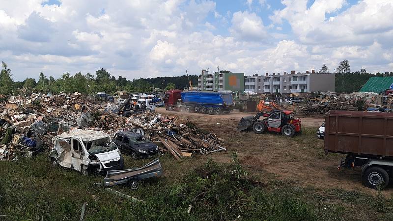 U hodonínské části Pánov poškodilo tornádo elektrické vedení a posekalo les.