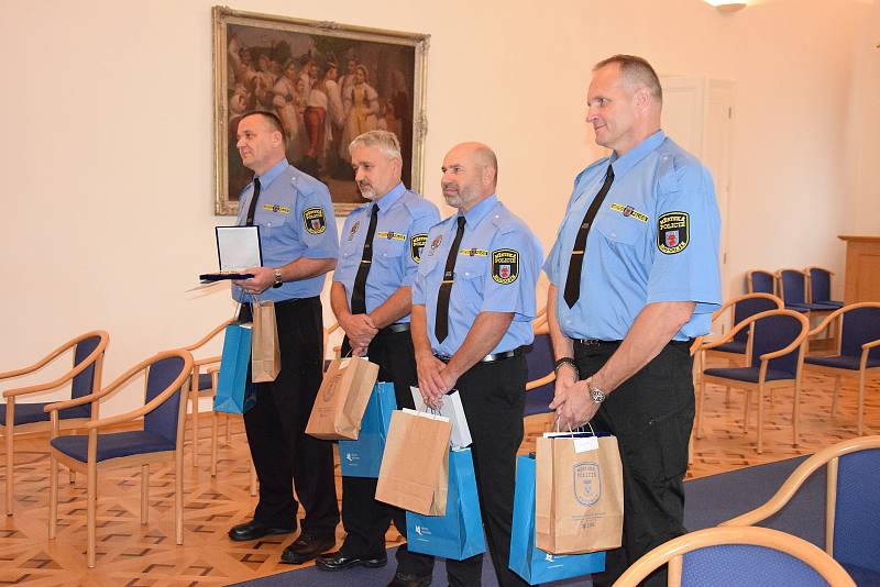 Ocenění aktivních strážníků, kteří stáli u zrodu hodonínské městské policie před třiceti lety.