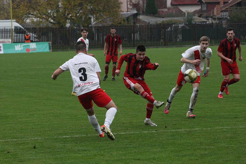 Fotbalisté Hroznové Lhoty (bíločervené dresy) v televizním zápase porazili Vnorovy 5:1. Zápas sledovalo 1500 diváků.