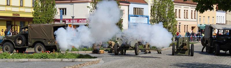 Vojensko-historické ukázky Kyjov - město válečných hrdinů se zúčastnilo více než sto nadšenců. Přijeli ze Slovenska, Německa i Dánska.