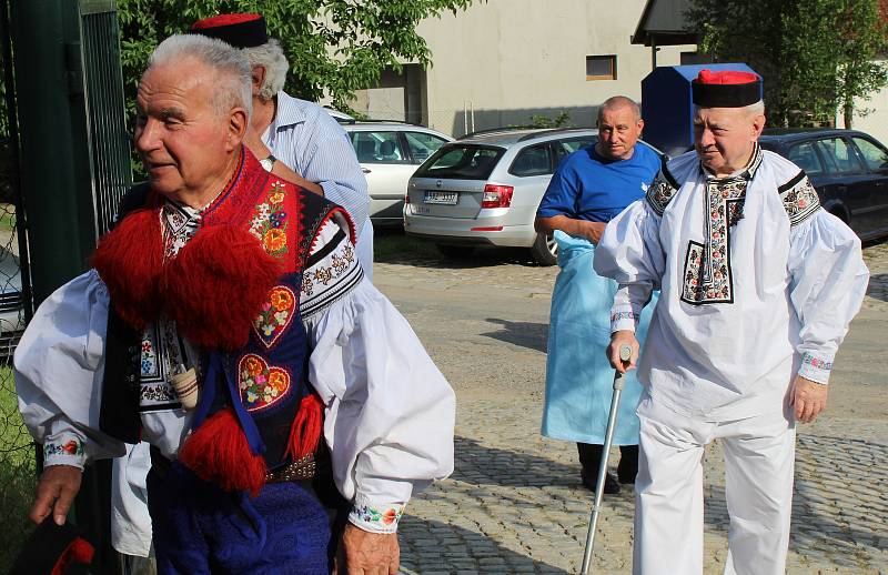 Šestý ročník posezení u cimbálu s koštem vína v Lovčicích.