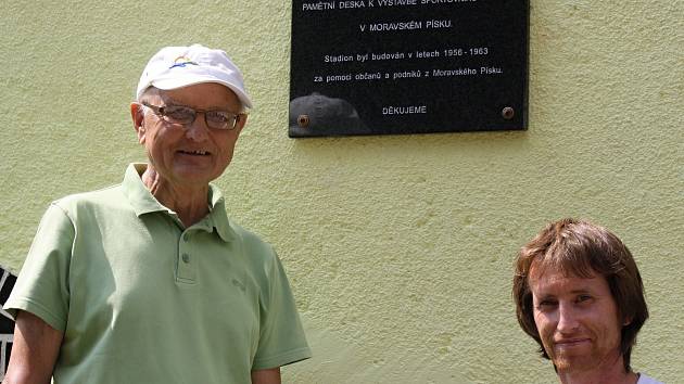 Známý sportovní funkcionář  Josef Formánek (na snímku vlevo) společně s šéfem fotbalového klubu Petrem Týznerem v sobotu dopoledne na stadionu v Moravském Písku odhalili pamětní desku.