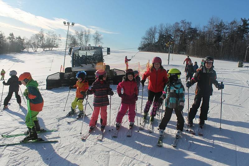 Takto si děti užívaly na lyžařském kurzu v Olešnici.