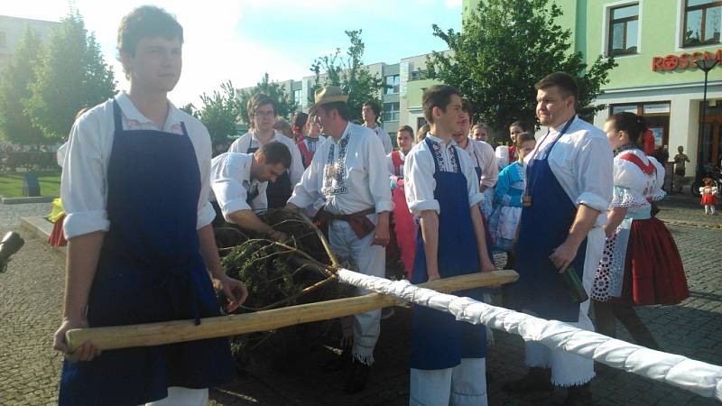 Stavění máje na kyjovském náměstí se zúčastnily desítky lidí