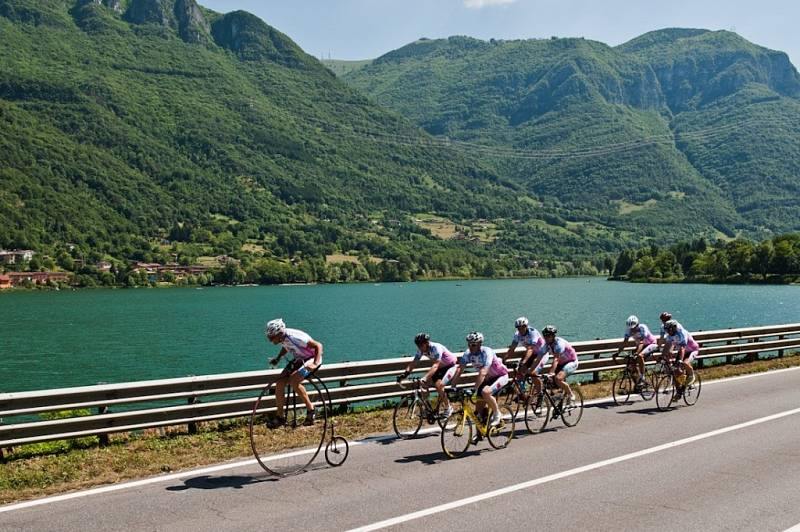 Tým Na kole dětem pro podporu onkologicky nemocných dětí v čele s Josefem Zimovčákem zdolává nástrahy náročných etap cyklistického závodu Giro d´Italia.