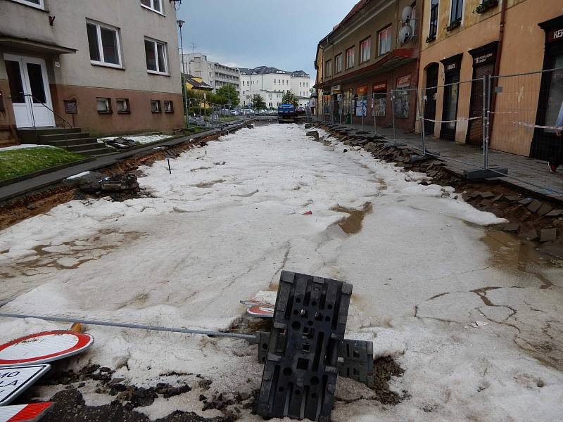 Lokální bouře doprovázená kroupami zasáhla Strážnici na Hodonínsku. Voda zatopila některé ulice i sklepy domů.