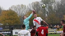 Fotbalisté Hroznové Lhoty (bíločervené dresy) v televizním zápase porazili Vnorovy 5:1. Zápas sledovalo 1500 diváků.