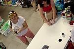 Policisté z Hodonína pátrají po neznámé ženě, která při nákupu v prodejně obuvi a textilu na Národní třídě v Hodoníně ukradla mobil v hodnotě osmnácti tisíc korun.