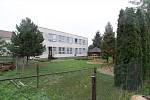 Studie základní a mateřské školy v Kostelci představuje možnosti nahrazení nevyhovující budovy. 