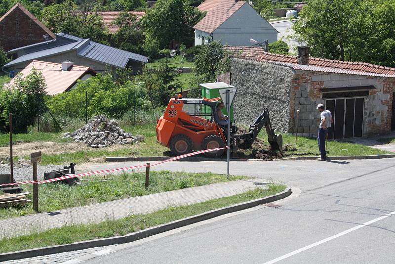 Současný vzhled prostrantví před kaplí v Bukovanech. Práce začaly v pondělí.