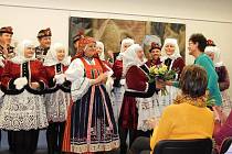 Folklorní soubor Tetky z Kyjova se ve spolupráci s kyjovským muzeem snaží znovu ušít kyjovský ženský kroj z druhé poloviny devatenáctého století.