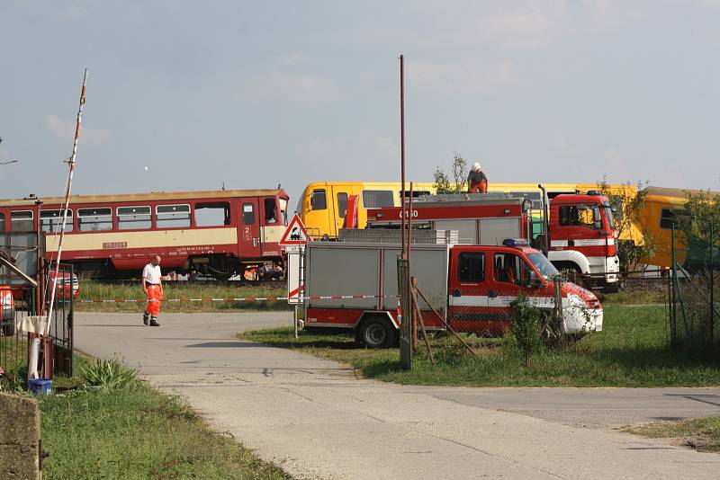 V úterý krátce před půl druhou vykolejil u Vnorov vlak po srážce s traktorem. Neštěstí se stalo na přejezdu blízko ulice Průhony.