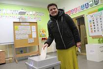 Mezi prvními, kteří v Ratíškovicích ve volebním okrsku 3 hlasovali,  byla i Anna Hubáčková, bývalá šéfka ministerstva životního prostředí a poslední ministryně z hodonínského okresu.
