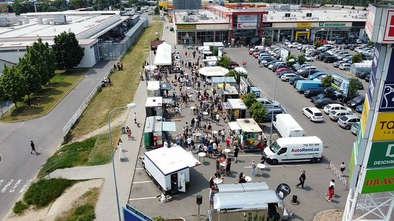 Parkovištěm přes nákupním centrem Cukrovar se linula vůně burgerů barbecue a mnoha jiných dobrot.