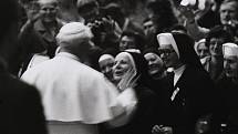 Když v listopadu 1989 fotograf František Sysel odjížděl do Vatikánu na svatořečení Anežky České, ještě pořád nevěřil tomu, že se mu podařilo, aby ho režim pustil na Západ. Když se vracel, přijel už do nové doby.