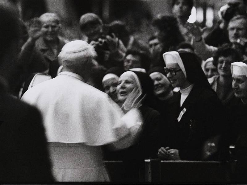 Když v listopadu 1989 fotograf František Sysel odjížděl do Vatikánu na svatořečení Anežky České, ještě pořád nevěřil tomu, že se mu podařilo, aby ho režim pustil na Západ. Když se vracel, přijel už do nové doby.