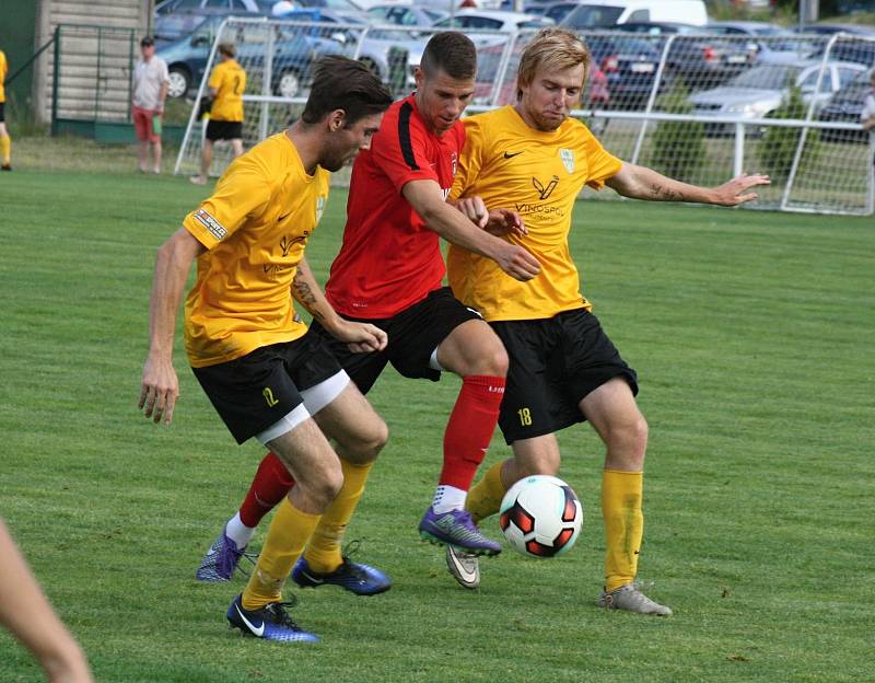 Fotbalisté třetiligového Hodonína (v červených dresech) si na úvod letní přípravy poradili se sousedními Mutěnice, které na hřišti v Lužicích přehráli jasně 6:0.