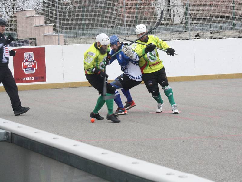 Hokejbalisté Sudoměřic (žluté dresy) šestibodový zápas nezvládli.