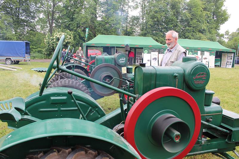 V Petrově se konaly oslavy 80 let Baťova kanálu. Při té příležitosti se uskutečnila i výstava historických traktorů, které v minulosti tahaly lodě.