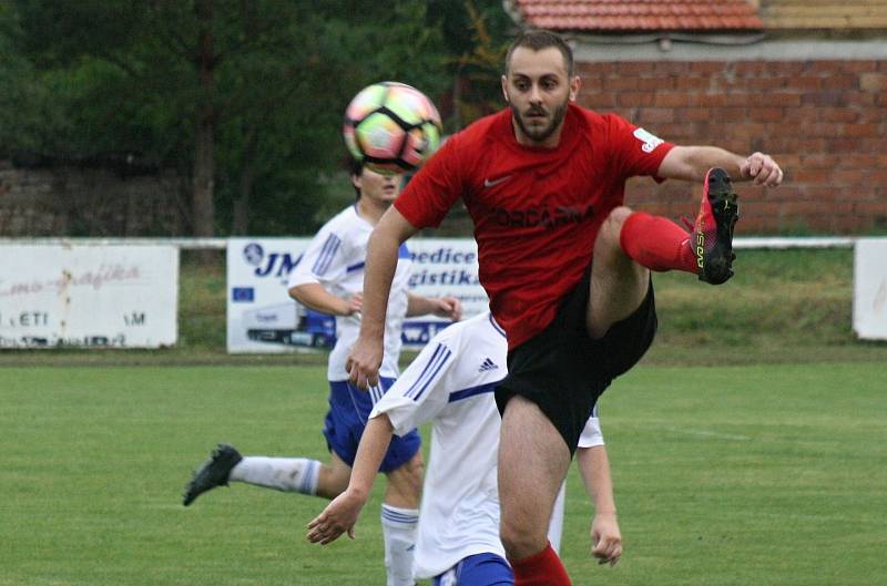 Fotbalisté Velké nad Veličkou (v červených dresech) porazili v derby Blatnici 1:0. Sobotní zápas v 77. minutě rozhodl domácí stoper Ondřej Spazier.