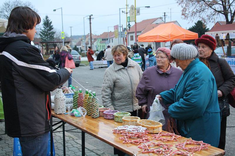 Ani v Mutěnicích nezapomněli na dodržování vánoční tradice v podobě akce Česko zpívá koledy. Mezi programem, zpíváním a rozsvěcením vánočního stromku, si návštěvníci prohlédli také stánky na jarmarku. V kulturním domě se také konal křest knihy.