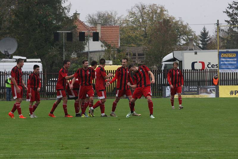 Fotbalisté Hroznové Lhoty (bíločervené dresy) v televizním zápase porazili Vnorovy 5:1. Zápas sledovalo 1500 diváků.