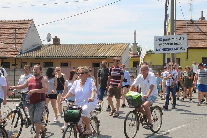 Protestní pochod za lidi pro vodu! Účastníci se postavili proti plánované těžbě štěrkopísku v blízkosti prameniště pitné vody.