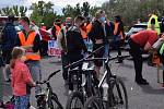 Na dvě stě padesát Čechů a Slováků se sešlo na hranici Sudoměřice - Skalica. Protestovali za znovuotevření hranic a podepisovali také petici.