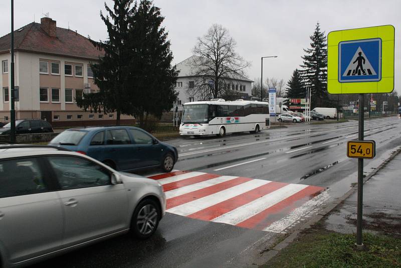 Přechod pro chodce na čtyřproudové silnici v Brněnské ulici v Hodoníně.