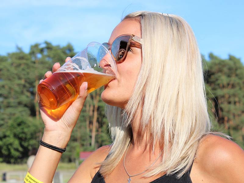 V hasičském areálu ve Vacenovicích se uskutečnil osmý ročník Bierfestu. Letos návštěvníkům nabídla třiadvacet druhů piva. Během svátečního odpoledne si mohli lidé kromě zlatavého moku zasoutěžit nebo poslechnout muziku. Výtěžek z akce putuje každoročně na