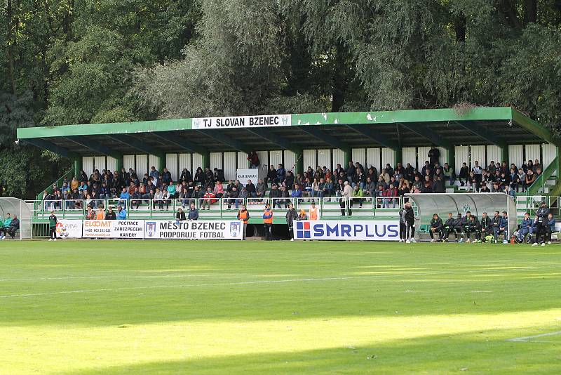 Bzenečtí fotbalisté (v bílozeleném) podlehli Karviné 1:2.