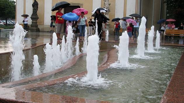 Vodní fontána v Hodoníně už zase zpívá
