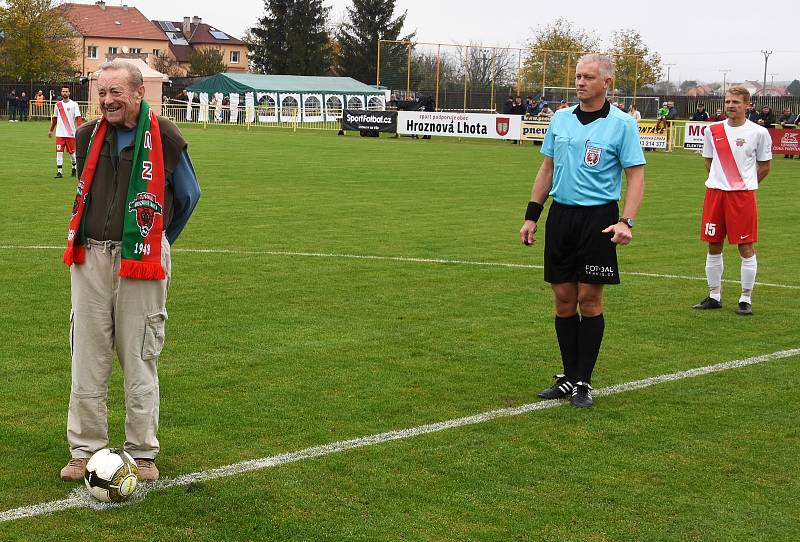 Fotbalisté Hroznové Lhoty (bíločervené dresy) v televizním duelu přehráli Vnorovy 5:1. Zápas na Zelničkách sledovalo 1500 diváků. Foto: Jaroslav Kicl