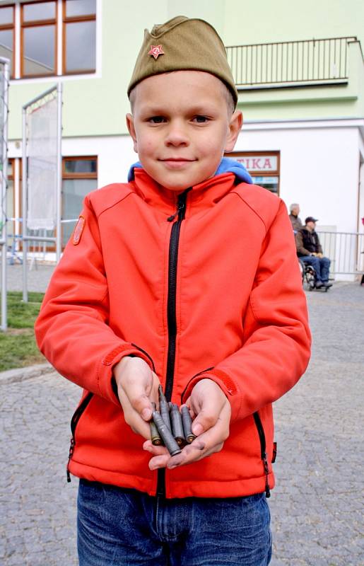 Na sto nadšenců pro historii a vojenství sehrálo bitvu o kyjovské náměstí a radnici. Diváci mohli obdivovat také techniku, mezi níž byla děla, těžké kulomety, obrněné vozy či motorka.