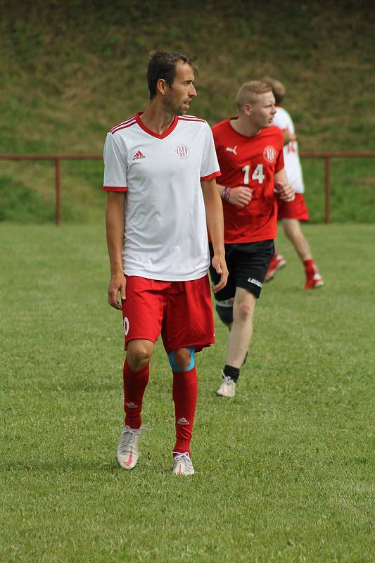 Fotbalisté Radějova (v červených dresech) oslavili výročí fotbalu zápasem proti výběru Tomáše Hořavy a Davida Helíska