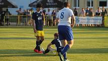 Fotbalisté rezervy Ratíškovic (v modrých dresech) porazili Lipov 1:0 a převzali pohár pro vítěze okresního přeboru.