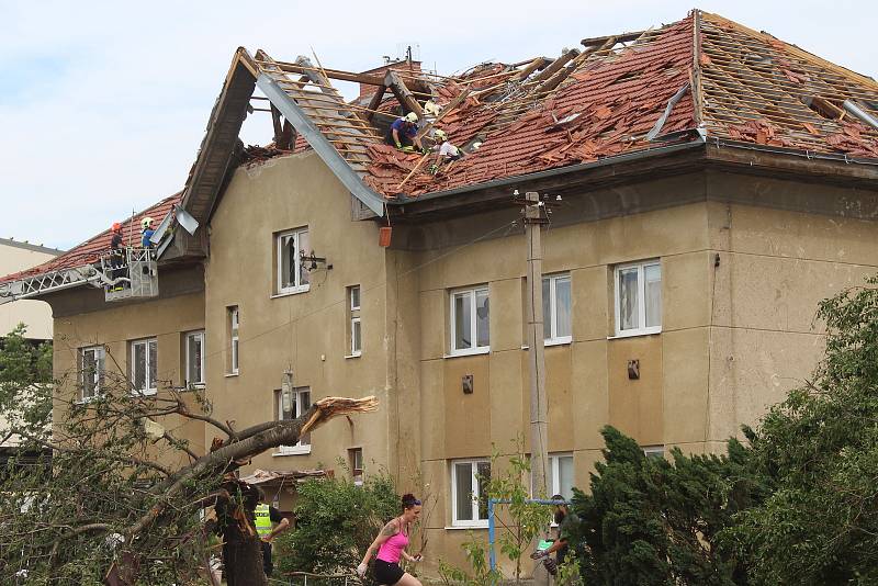 Odstraňování následků tornáda v okolí železniční stanice v Lužicích den po katastrofě.