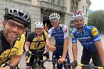 Třetí ročník výzvy Kolo pro Adama. Na první etapu vyrazili cyklisté z italského Bergama.